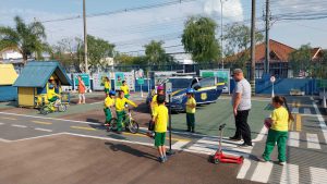 Alunos Conhecendo e Aprendendo na Mini Cidade de Transito