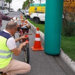 Fixação de adesivo refletivo.