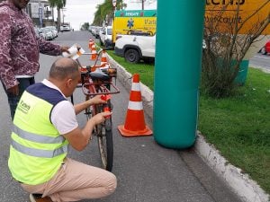 Fixação de adesivo refletivo.