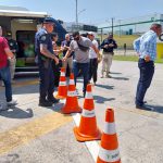 Participantes utilizando os óculos que simulam a sensação de sono e embriaguez.
