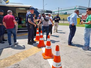 Participantes utilizando os óculos que simulam a sensação de sono e embriaguez.