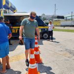 Participantes utilizando os óculos que simulam a sensação de sono e embriaguez.