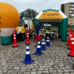 Participantes utilizando os óculos que simulam a sensação de sono e embriaguez.