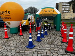 Participantes utilizando os óculos que simulam a sensação de sono e embriaguez.