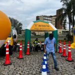 Participantes utilizando os óculos que simulam a sensação de sono e embriaguez.