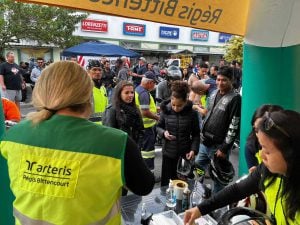 Higienização de capacetes e cristalização das viseiras.