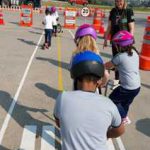 Alunos Conhecendo e Aprendendo na Mini Cidade de Transito