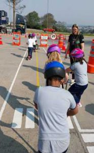 Alunos Conhecendo e Aprendendo na Mini Cidade de Transito