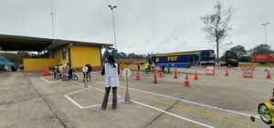 Alunos Conhecendo e Aprendendo na Mini Cidade de Transito