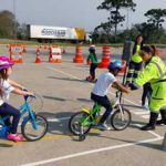 Alunos Conhecendo e Aprendendo na Mini Cidade de Transito