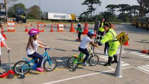 Alunos Conhecendo e Aprendendo na Mini Cidade de Transito