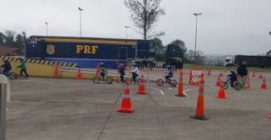 Alunos Conhecendo e Aprendendo na Mini Cidade de Transito