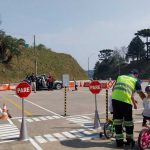 Alunos Conhecendo e Aprendendo na Mini Cidade de Transito
