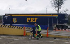 Alunos Conhecendo e Aprendendo na Mini Cidade de Transito