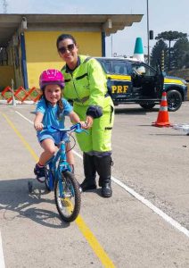 Alunos Conhecendo e Aprendendo na Mini Cidade de Transito