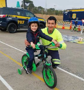 Alunos Conhecendo e Aprendendo na Mini Cidade de Transito