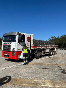 Abordagens e entrega de panfleto com orientações de segurança.
