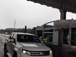 Abordagens e entrega de panfleto com orientações de segurança.