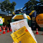 Abordagens e entrega de panfleto com orientações de segurança.