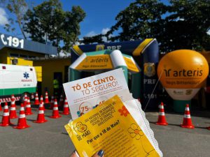 Abordagens e entrega de panfleto com orientações de segurança.