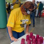 Colaboradores utilizando os óculos que simulam a sensação de sono, embriagues e drogas ilícitas