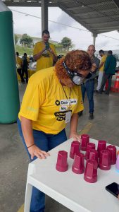 Colaboradores utilizando os óculos que simulam a sensação de sono, embriagues e drogas ilícitas