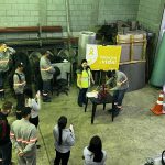 Colaboradores utilizando os óculos que simulam a sensação de sono, embriagues e drogas ilícitas