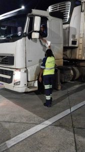 Abordagens e entrega de panfleto com orientações de segurança.
