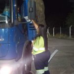 Abordagens e entrega de panfleto com orientações de segurança.