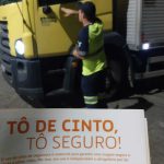 Abordagens e entrega de panfleto com orientações de segurança.