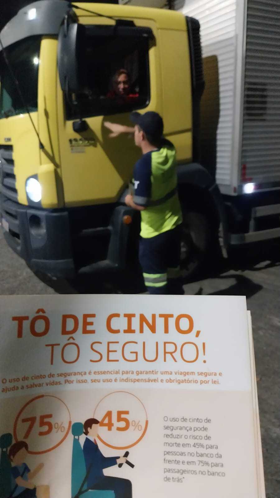 Abordagens e entrega de panfleto com orientações de segurança.