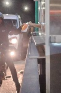 A Arteris Fluminense realizou, na BR101, Km 252, sentido Norte e Sul, Praça 04, em Rio Bonito, durante o feriado de carnaval, ações educativas com objetivo de conscientizar os motociclistas em prol de um Carnaval Seguro e a fim de reduzir o índice de sinistros com esse público. Foram entregues 25 panfletos.