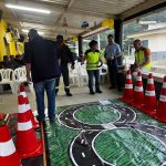 Colaboradores utilizando os óculos que simulam a sensação de sono, embriagues e drogas ilícitas