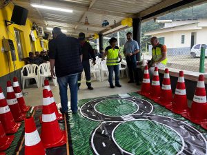 Colaboradores utilizando os óculos que simulam a sensação de sono, embriagues e drogas ilícitas
