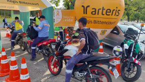 Instalação de antena corta pipa e higienização de capacetes.