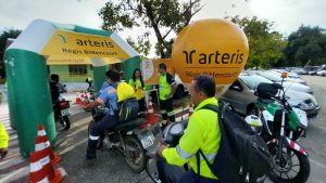 Instalação de antena corta pipa e higienização de capacetes.