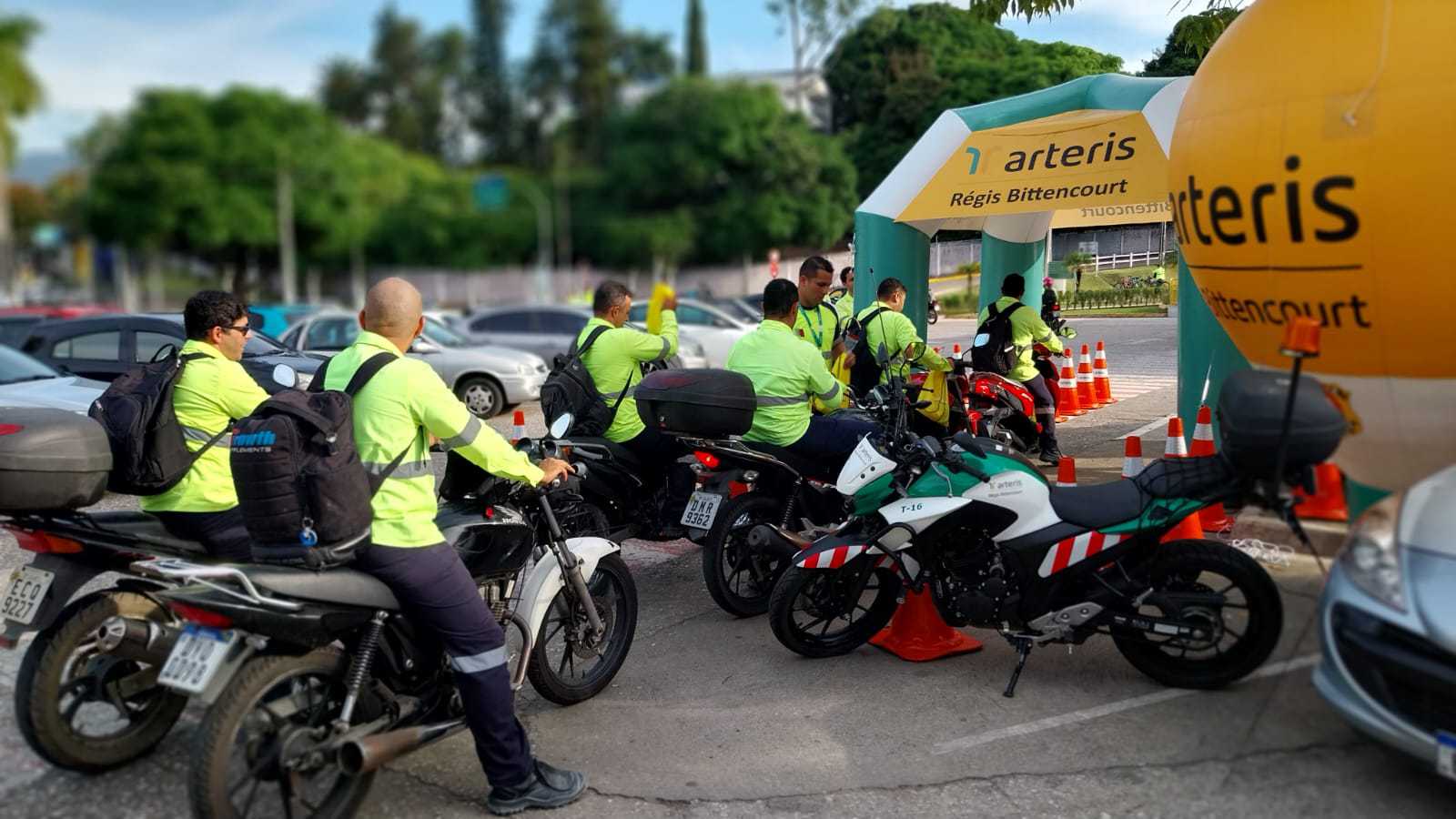 Instalação de antena corta pipa e higienização de capacetes.
