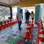 Colaboradores utilizando os óculos que simulam a sensação de sono, embriagues e drogas ilícitas