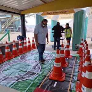 Colaboradores utilizando os óculos que simulam a sensação de sono, embriagues e drogas ilícitas