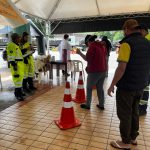 Usuários utilizando os óculos que simulam a sensação de sono e embriaguez.