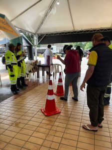 Usuários utilizando os óculos que simulam a sensação de sono e embriaguez.