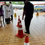 Usuários utilizando os óculos que simulam a sensação de sono e embriaguez.