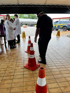 Usuários utilizando os óculos que simulam a sensação de sono e embriaguez.