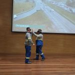 Colaboradores utilizando os óculos que simulam a sensação de drogas ilícitas e sonolência.