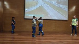 Colaboradores utilizando os óculos que simulam a sensação de drogas ilícitas e sonolência.