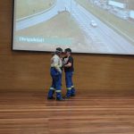 Colaboradores utilizando os óculos que simulam a sensação de drogas ilícitas e sonolência.