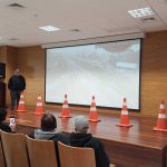 Colaboradores utilizando os óculos que simulam a sensação de drogas ilícitas e sonolência.