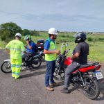 Motociclistas receberam folhetos informativos, antenas corta pipa e rede aranha