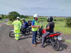 Motociclistas receberam folhetos informativos, antenas corta pipa e rede aranha