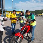 Instalação de antena corta pipa e instrução sobre o uso do capacete. Instalação de antena corta pipa.